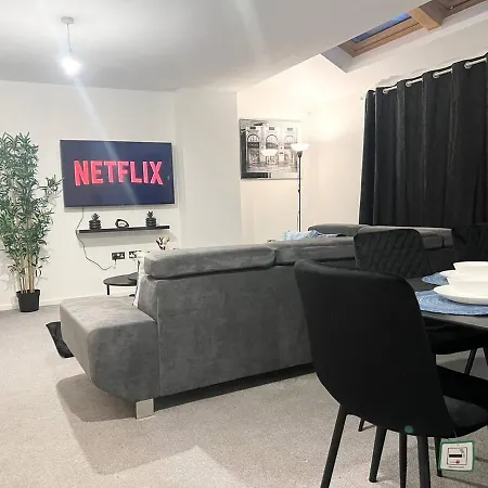Secure Parking 3 Bedroom Stylish House With Garden Apartment *