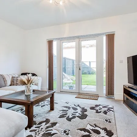 4 Bedroom Town House- Free Parking, Perfect For Families And Contractors *