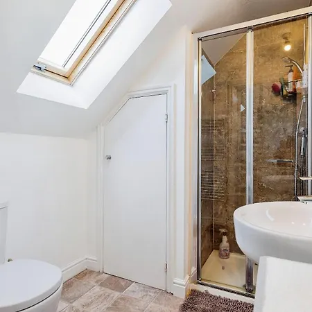 Σπίτι διακοπών 4 Bedroom Town House- Free Parking, Perfect For Families And Contractors *