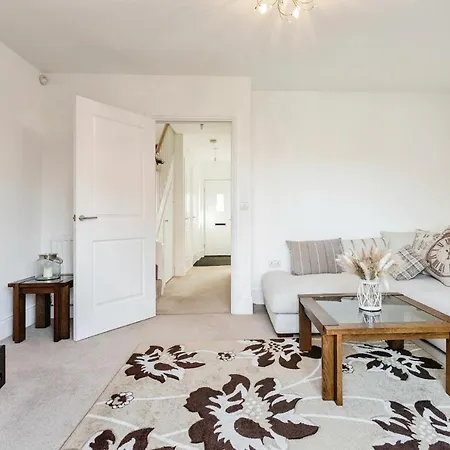 4 Bedroom Town House- Free Parking, Perfect For Families And Contractors Σπίτι διακοπών