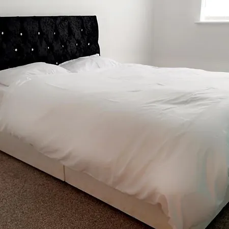 2 Bedroom Apartment, Free Parking & Wifi Near City Centre Apartmán