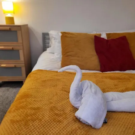 Luxury 2 Bed On River, Wifi, Parking, Garden Manchester