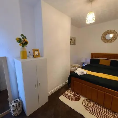 度假居 Business Friendly 2br House Sleeps 5, Wi-fi, Workspace & Free Parking *