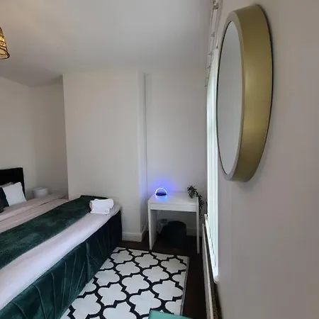 Business Friendly 2br House Sleeps 5, Wi-fi, Workspace & Free Parking 度假居 *