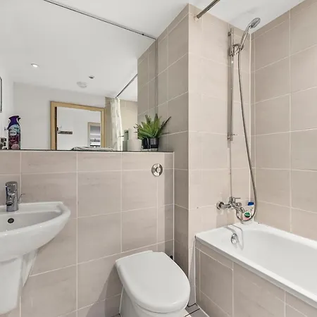 Large - Sleeps 8 * 맨체스터