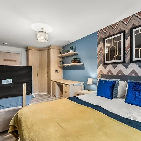 Large - Sleeps 8