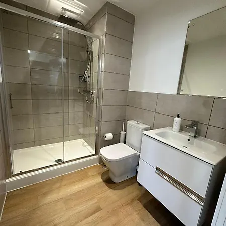 1 Bed Near Old Trafford With Free Car Park Daire