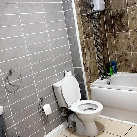 2 Bedroom Apartment, Free Parking & Wifi Near City Centre Apartmán *