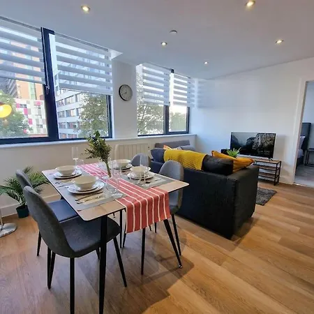 1 Bed Old Trafford Flat Free Parking *