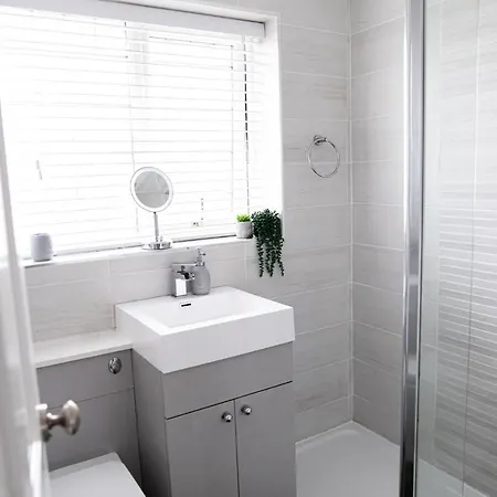 3 Bed House - Sleeps 6 - Garden - Parking - Wifi בית נופש