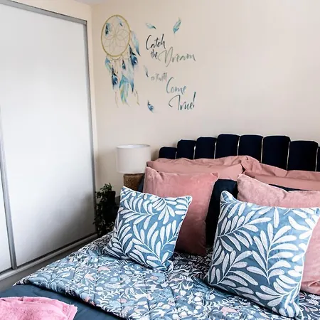 3 Bed House - Sleeps 6 - Garden - Parking - Wifi בית נופש *