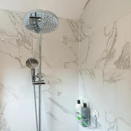 Contractor Sleeps 6 - 11 - Airport Manchester