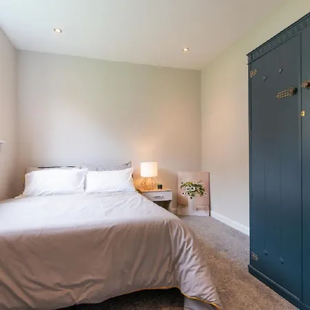 Contractor Sleeps 6 - 11 - Airport