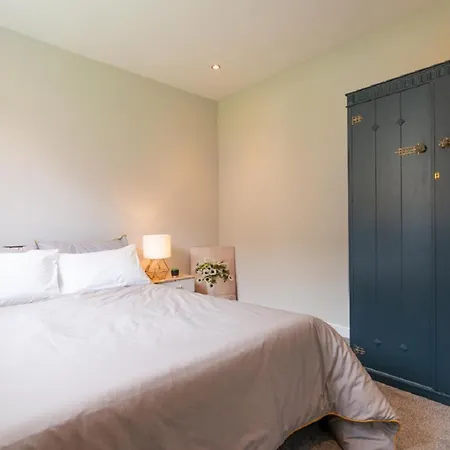 Contractor Sleeps 6 - 11 - Airport Hébergement de vacances