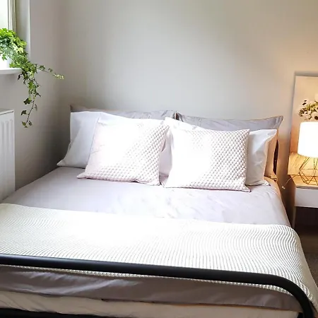 Contractor Sleeps 6 - 11 - Airport Manchester