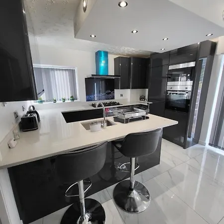 Serene 3br With Free Parking Manchester