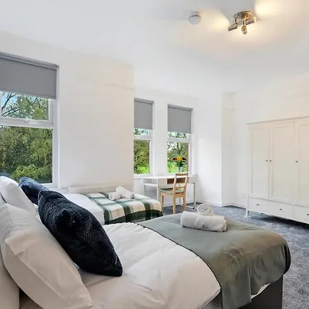 Spacious Near United Stadium - Pass The Keys