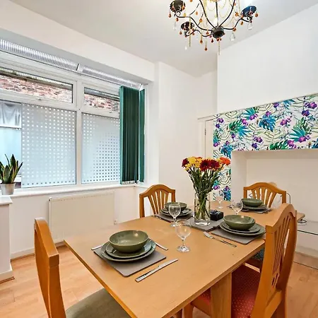 Tatil Evi Spacious Near United Stadium - Pass The Keys
