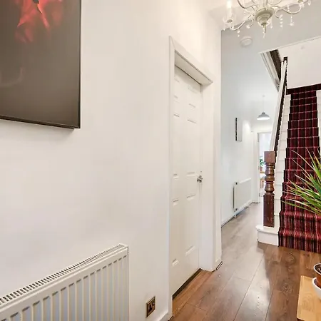 度假居 Spacious Near United Stadium - Pass The Keys