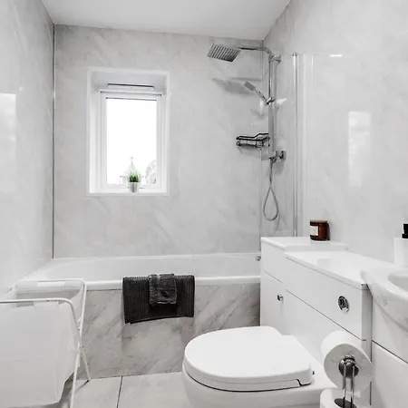 Vakantiehuis Stylish 4bd - Coop Live - Etihad - Parking - Ev