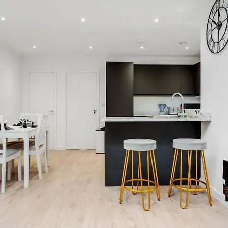 Vakantiehuis Stylish 4bd - Coop Live - Etihad - Parking - Ev