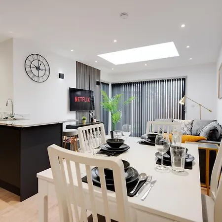 Vakantiehuis Stylish 4bd - Coop Live - Etihad - Parking - Ev *