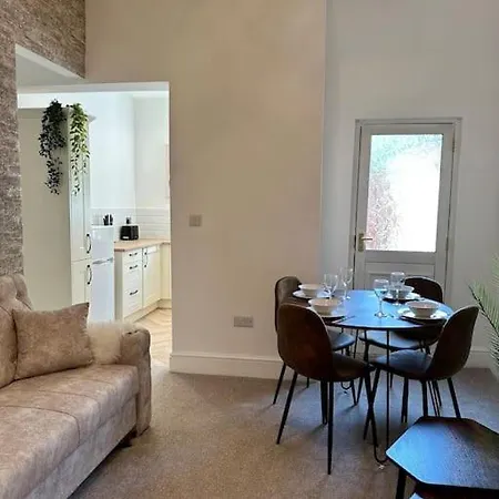 Nyaraló Three Bedroom Manchester, Sleeps 8!