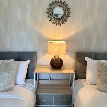 Three Bedroom Manchester, Sleeps 8! *