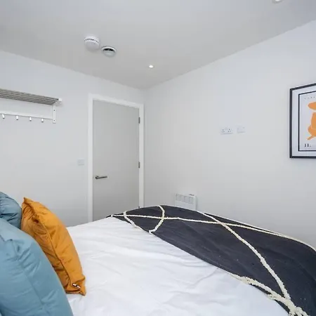 Stunning Brand New 3 Bed By Valore Services * Manchester