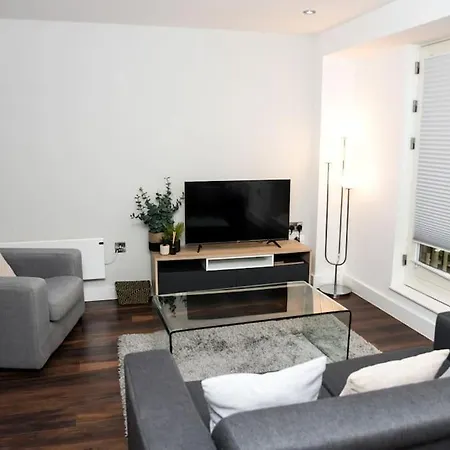 Onpoint - Spacious 2 Bedroom Apt, City Centre