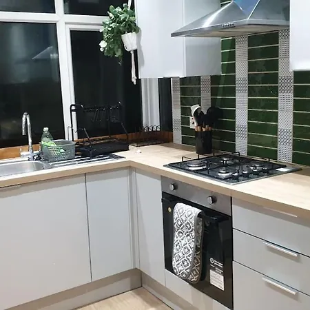 Opulent 4 Bed House With Parking