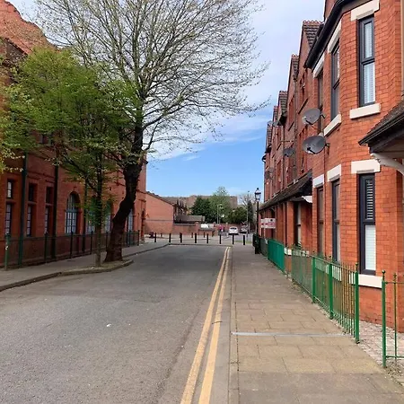 Dom wakacyjny 8 Bed, Comfortably Sleeps 10, 3 Bath House, 5 Mins Centre Manchester