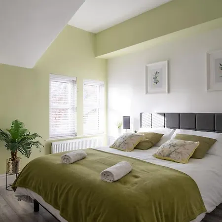 8 Bed, Comfortably Sleeps 10, 3 Bath House, 5 Mins Centre