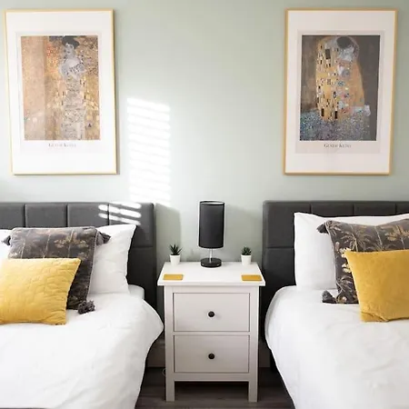 Dom wakacyjny 8 Bed, Comfortably Sleeps 10, 3 Bath House, 5 Mins Centre Manchester