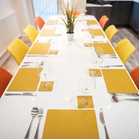 8 Bed, Comfortably Sleeps 10, 3 Bath House, 5 Mins Centre Dom wakacyjny *