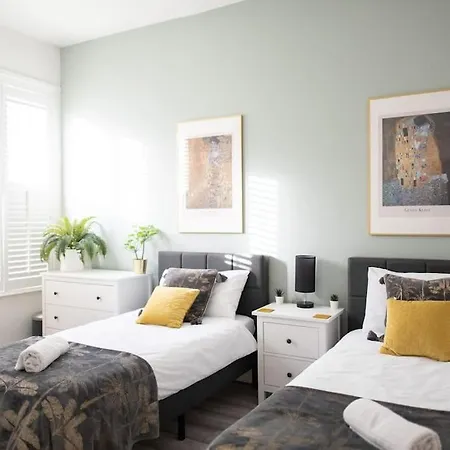 Dom wakacyjny 8 Bed, Comfortably Sleeps 10, 3 Bath House, 5 Mins Centre Manchester