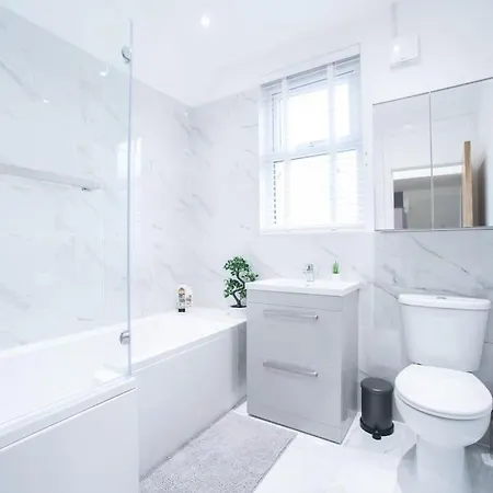 Dom wakacyjny 8 Bed, Comfortably Sleeps 10, 3 Bath House, 5 Mins Centre *