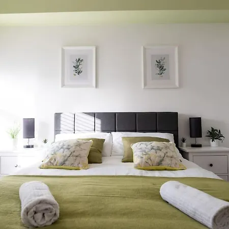 8 Bed, Comfortably Sleeps 10, 3 Bath House, 5 Mins Centre Dom wakacyjny *