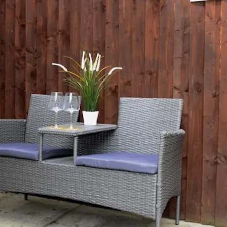 Dom wakacyjny 8 Bed, Comfortably Sleeps 10, 3 Bath House, 5 Mins Centre Manchester