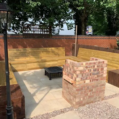 8 Bed, Comfortably Sleeps 10, 3 Bath House, 5 Mins Centre Dom wakacyjny Manchester