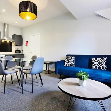 Free Parking - Modern 2-br Flat Close To Salford Royal Manchester