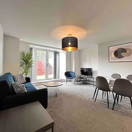 Free Parking - Lovely 2-br Flat Near Salford Royal *