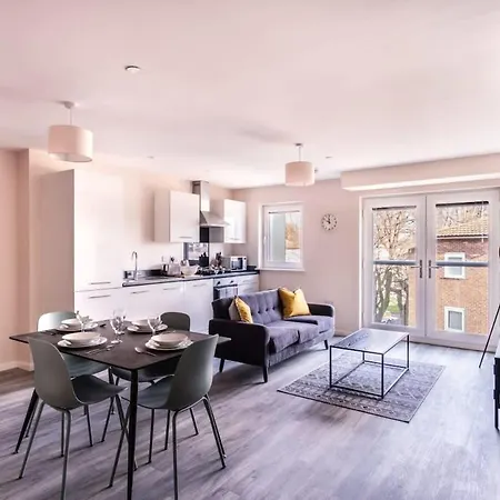 Modern & Stylish 2 Bed In דירה