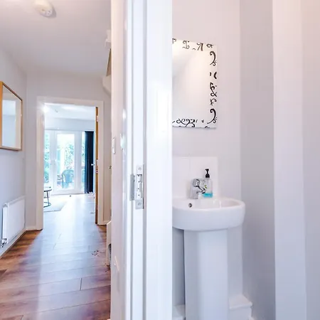 Stylish 4bed Home, Sleeps 7, Free Parking, Wi-fi, Balcony, Smart Tvs, Great Transport Links, Long Term Disc Manchester