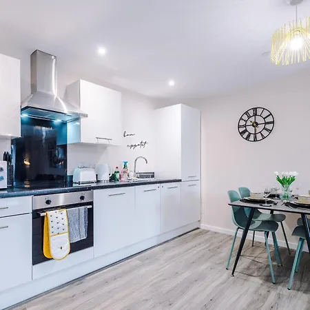 Deluxe New Build 2 Bedroom 2 Bathroom - Free Secure Parking Manchester