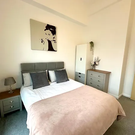Casa de Férias Getaway - 3br Near Etihad & Ao Arena - Sleeps 6