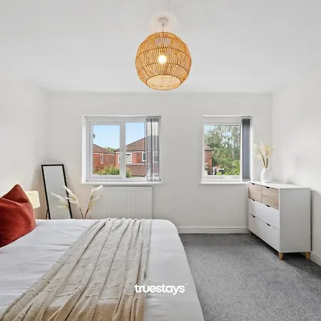 Greaves House By Truestays - 3 Bedroom House In Failsworth, Holiday home Manchester