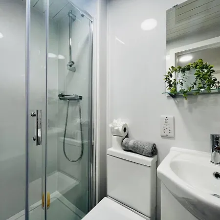 Chic Hideaway: Modern Studio In Stretford アパート