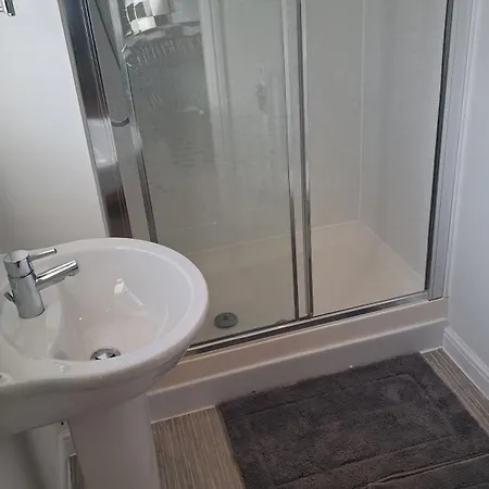 Feriehus Tropical Sun Homes - Beautiful Spacious 3 Bed In A Serene Environment With Free Parking For 2 Cars Manchester