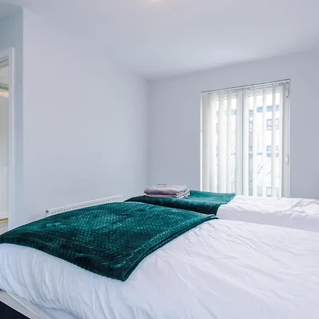 Apartment Stylish 4bed Home, Sleeps 7, Free Parking, Wi-fi, Balcony, Smart Tvs, Great Transport Links, Long Term Disc